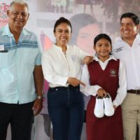 Fanny Arreola impulsa la educación y el deporte con entrega de tenis y balones en secundarias