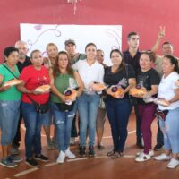 Entrega de cenas navideñas gratuitas en Apatzingán