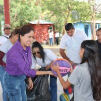Encabeza Fanny Arreola Caravana de Reyes Magos a comunidades y colonias de Apatzingán