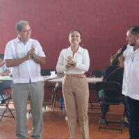 Fanny Arreola encabeza entrega de becas del Bienestar a familias apatzinguenses.