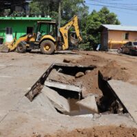 Gobierno de Apatzingán atiende de manera inmediata socavón en la colonia Babilonia.