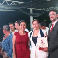 Fanny Arreola felicita a la presidenta de Buenavista, Irma Moreno, por su informe de actividades.